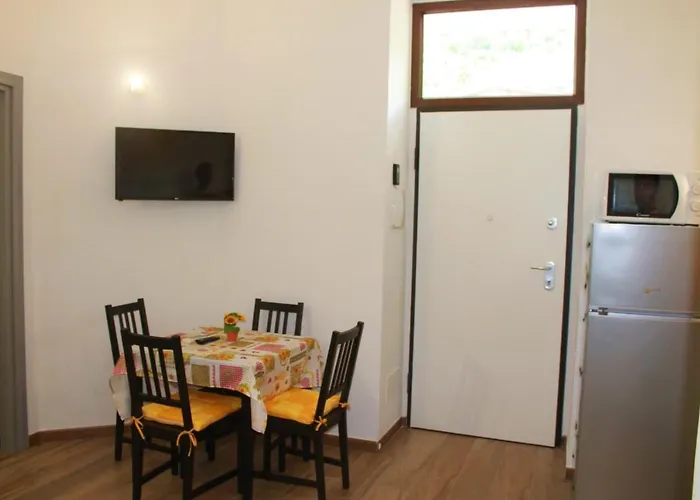 Pacific Hill Apartment *